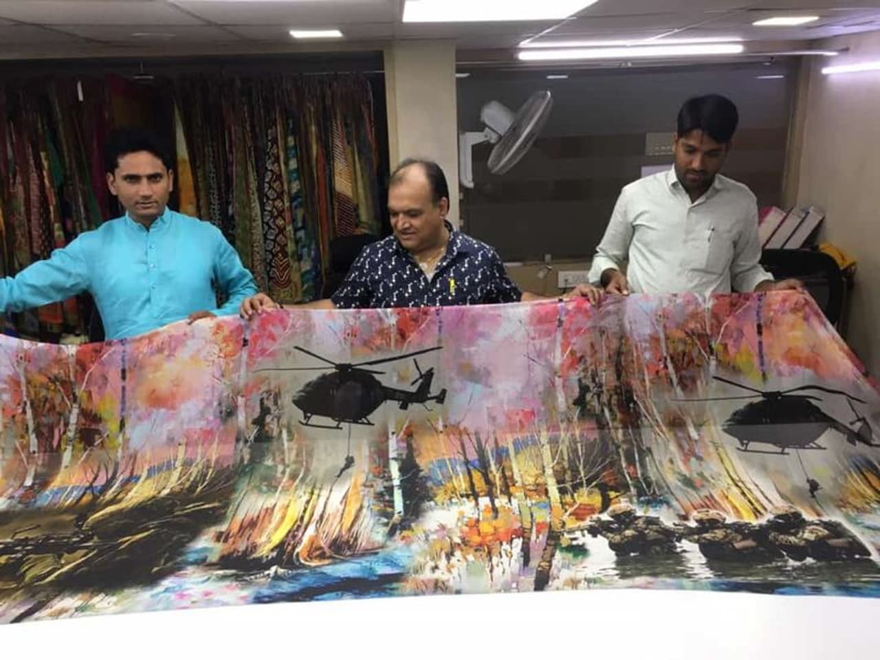 भारत ने जैसे ही दूसरी सर्जिकल स्ट्राइक को अंजाम दिया, उसके तूरंत बाद गुजरात के बाजारों में वायु सेना के जवान और पीएम नरेंद्र मोदी की तस्वीरों की कई हजार साड़ियां बन कर तैयार हो गई।