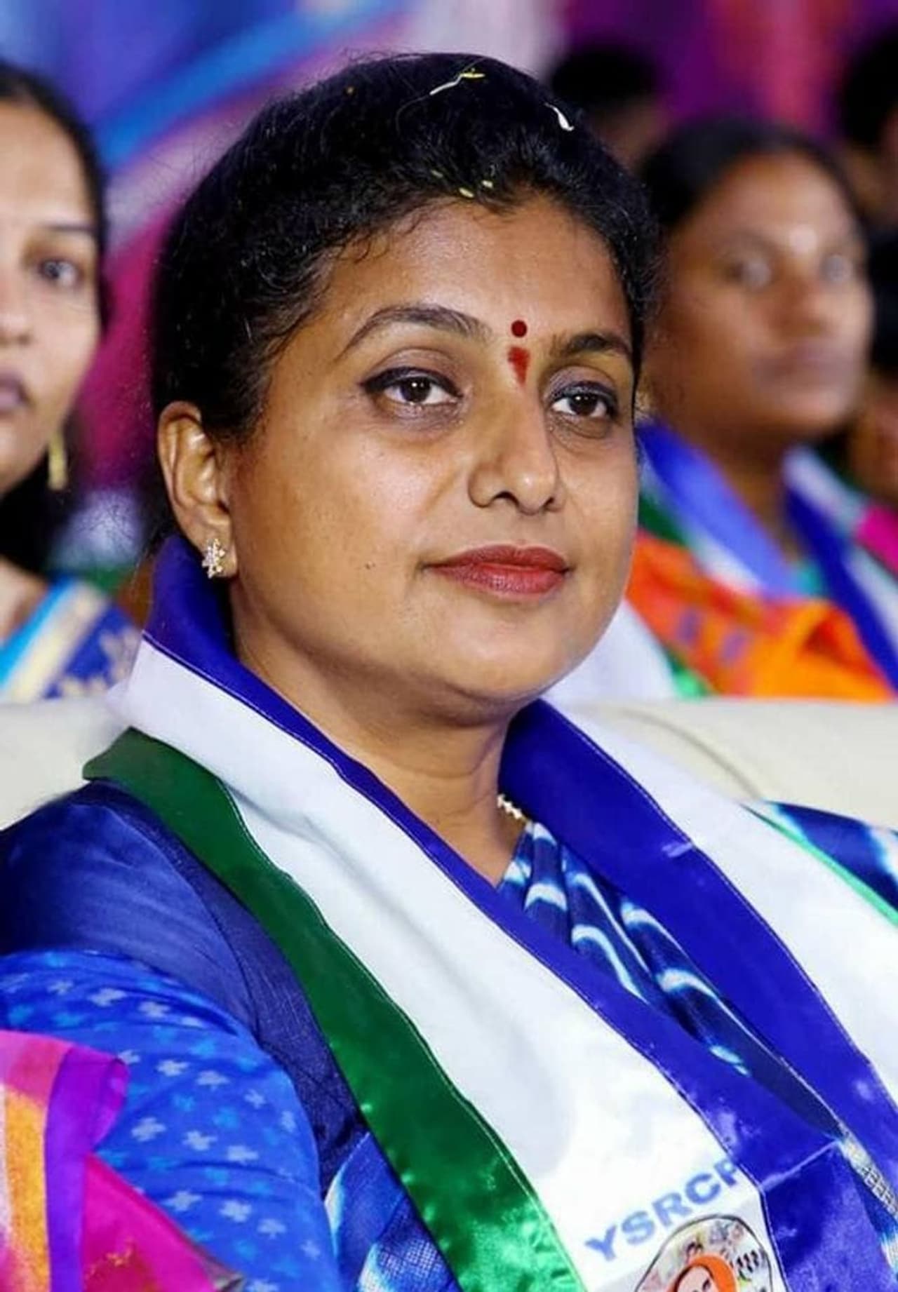 చిత్తూరు: ఆంధ్రప్రదేశ్ రాష్ట్రరాజకీయాల్లో ఫైర్ బ్రాండ్ అంటే ఠక్కున గుర్తుకు వచ్చేది వైసీపీ ఎమ్మెల్యే ఆర్కే రోజా. 2014 ఎన్నికల్లో నగరి నియోజకవర్గం నుంచి వైసీపీ అభ్యర్థిగా గెలుపొందిన రోజా తనదైన శైలిలో అతి తక్కువ కాలంలోనే ఫైర్ బ్రాండ్ గా ఎదిగారు. అసెంబ్లీలోనూ బయట అధికార తెలుగుదేశం పార్టీపై మాటల తూటాలతో విరుచుకుపడుతున్నారు చిత్తూరు: ఆంధ్రప్రదేశ్ రాష్ట్రరాజకీయాల్లో ఫైర్ బ్రాండ్ అంటే ఠక్కున గుర్తుకు వచ్చేది వైసీపీ ఎమ్మెల్యే ఆర్కే రోజా. 2014 ఎన్నికల్లో నగరి నియోజకవర్గం నుంచి వైసీపీ అభ్యర్థిగా గెలుపొందిన రోజా తనదైన శైలిలో అతి తక్కువ కాలంలోనే ఫైర్ బ్రాండ్ గా ఎదిగారు. అసెంబ్లీలోనూ బయట అధికార తెలుగుదేశం పార్టీపై మాటల తూటాలతో విరుచుకుపడుతున్నారు