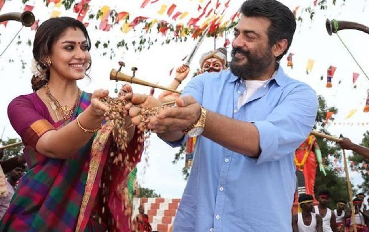 ( Review By సూర్య ప్రకాష్ జోస్యుల) అజిత్ సినిమాలంటే ఓ జనరేష్ మొత్తానికి ప్రేమ లేఖ సినిమా గుర్తు వస్తుంది. ఆ తర్వాత ఎన్ని డబ్బింగ్ సినిమాలు వచ్చినా అంతంతమాత్రంగానే ఆడాయి. అయినా అజిత్ తెలుగు తెరను విడిచిపెట్టడం మానలేదు. తమిళ సూపర్ హిట్స్ ని ఇక్కడ డబ్ చేసి వదలటం కంటిన్యూగా చేస్తూనే ఉన్నారు. ముఖ్యంగా దర్శకుడు శివతో ఆయన కంటిన్యూగా చేస్తున్న మాస్ సినిమాలు అక్కడ సూపర్ హిట్ అవుతూండటంతో...ఇక్కడా మనవాళ్లకు నచ్చుతాయని రిలీజ్ చేస్తున్నారు. అయితే అవి మన పాత తెలుగు హిట్ సినిమాలకు నకలలుగా ఉండటంతో పెద్దగా ఫలితం కనపడటం లేదు. తాజాగా మరోసారి తమిళ సంక్రాంతికి సూపర్ హిట్ గా నిలిచిన 'విశ్వాసం' ని తెలుగు డబ్ చేసి వదిలారు. తమిళంలో ఘన విజయం సాధించిన ఈ చిత్రం తెలుగులో అందులో సగమైనా సక్సెస్ అవుతుందా..లేక రెగ్యులర్ గా అజిత్ తెలుగు సినిమాలు వెల్తున్న దారిలోనే వెల్తుందా..రివ్యూలో చూద్దాం. ( Review By సూర్య ప్రకాష్ జోస్యుల) అజిత్ సినిమాలంటే ఓ జనరేష్ మొత్తానికి ప్రేమ లేఖ సినిమా గుర్తు వస్తుంది. ఆ తర్వాత ఎన్ని డబ్బింగ్ సినిమాలు వచ్చినా అంతంతమాత్రంగానే ఆడాయి. అయినా అజిత్ తెలుగు తెరను విడిచిపెట్టడం మానలేదు. తమిళ సూపర్ హిట్స్ ని ఇక్కడ డబ్ చేసి వదలటం కంటిన్యూగా చేస్తూనే ఉన్నారు. ముఖ్యంగా దర్శకుడు శివతో ఆయన కంటిన్యూగా చేస్తున్న మాస్ సినిమాలు అక్కడ సూపర్ హిట్ అవుతూండటంతో...ఇక్కడా మనవాళ్లకు నచ్చుతాయని రిలీజ్ చేస్తున్నారు. అయితే అవి మన పాత తెలుగు హిట్ సినిమాలకు నకలలుగా ఉండటంతో పెద్దగా ఫలితం కనపడటం లేదు. తాజాగా మరోసారి తమిళ సంక్రాంతికి సూపర్ హిట్ గా నిలిచిన 'విశ్వాసం' ని తెలుగు డబ్ చేసి వదిలారు. తమిళంలో ఘన విజయం సాధించిన ఈ చిత్రం తెలుగులో అందులో సగమైనా సక్సెస్ అవుతుందా..లేక రెగ్యులర్ గా అజిత్ తెలుగు సినిమాలు వెల్తున్న దారిలోనే వెల్తుందా..రివ్యూలో చూద్దాం.