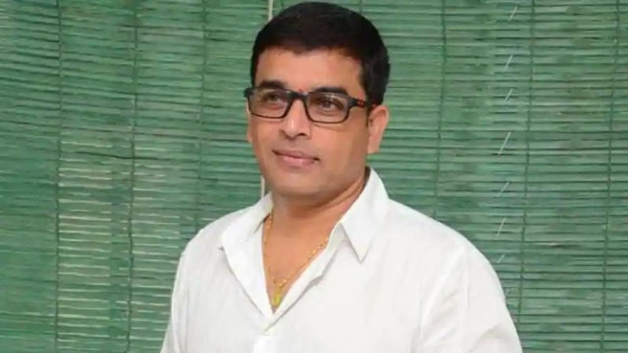 డైరెక్టర్ ఒక సినిమా చేయాలంటే నిర్మాత చాలా బలంగా ఉండాలి. మేకింగ్ లో అతడికి ఫుల్ సపోర్ట్ అందితేనే సినిమా క్లిక్కవుతుంది.టాలీవుడ్ లో ప్రస్తుతం ఉన్న నిర్మాతల్లో దిల్ రాజు ప్రత్యేకమని చెప్పాలి. ముఖ్యంగా యువ దర్శకులను ప్రోత్సహించడంలో అయన ముందుంటారు. డైరెక్టర్ ఒక సినిమా చేయాలంటే నిర్మాత చాలా బలంగా ఉండాలి. మేకింగ్ లో అతడికి ఫుల్ సపోర్ట్ అందితేనే సినిమా క్లిక్కవుతుంది.టాలీవుడ్ లో ప్రస్తుతం ఉన్న నిర్మాతల్లో దిల్ రాజు ప్రత్యేకమని చెప్పాలి. ముఖ్యంగా యువ దర్శకులను ప్రోత్సహించడంలో అయన ముందుంటారు.