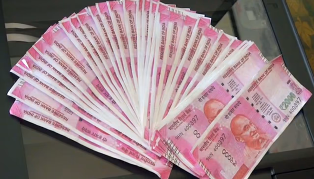 ಸೋಂಕು ಪೀಡಿತ ವ್ಯಕ್ತಿ ಮುಟ್ಟಿದ ನೋಟನ್ನು ಆರೋಗ್ಯವಂತ ವ್ಯಕ್ತಿ ಮುಟ್ಟಿದರೆ, ವೈರಸ್ ಹರಡಬಹುದು ಎಂದು ಎಚ್ಚರಿಕೆ ನೀಡಿದೆ ವಿಶ್ವ ಆರೋಗ್ಯ ಸಂಸ್ಥೆ.