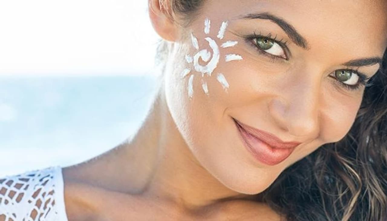Summer Beauty Tips : வெயிலில் முகம் கருப்பாகாமல் பளிச்னு இருக்க 4 டிப்ஸ்!!