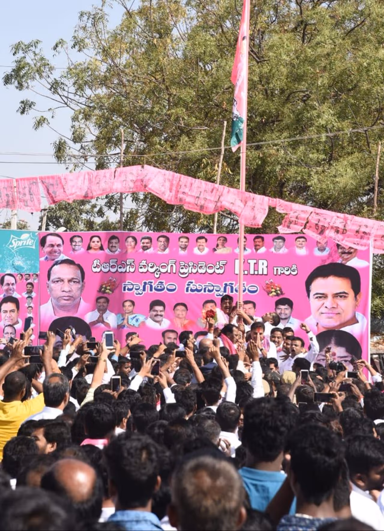 కేటీఆర్ కరీంనగర్ సన్నాహక సభ (ఫొటోలు) కేటీఆర్ కరీంనగర్ సన్నాహక సభ (ఫొటోలు)