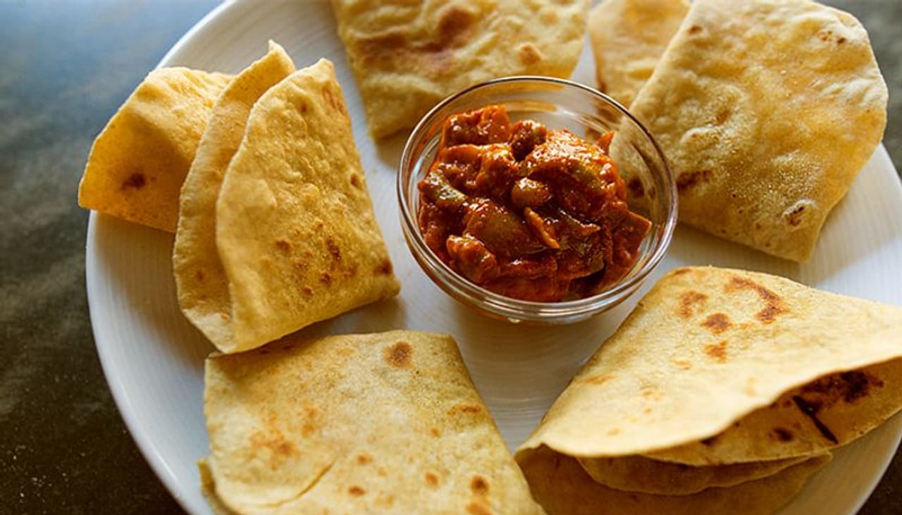 <p>టిఫిన్ కి చేసిన చపాతీలు మిగిలిపోయాయా? ఇంకేం.. స్నాక్స్ టైం కి సూపర్ ఐటమ్ రెడీ అయినట్టే.. ఎలాగంటారా.. ? మిగిలిపోయిన చపాతీలతో క్రిస్పీ, టేస్టీ, హాట్ హాట్ చపాతీ క్రాకర్స్ రెడీ. వీటిని వేడి వేడి టీ లేదా కాఫీతో తీసుకుంటే అదుర్స్...</p> <p>టిఫిన్ కి చేసిన చపాతీలు మిగిలిపోయాయా? ఇంకేం.. స్నాక్స్ టైం కి సూపర్ ఐటమ్ రెడీ అయినట్టే.. ఎలాగంటారా.. ? మిగిలిపోయిన చపాతీలతో క్రిస్పీ, టేస్టీ, హాట్ హాట్ చపాతీ క్రాకర్స్ రెడీ. వీటిని వేడి వేడి టీ లేదా కాఫీతో తీసుకుంటే అదుర్స్...</p>