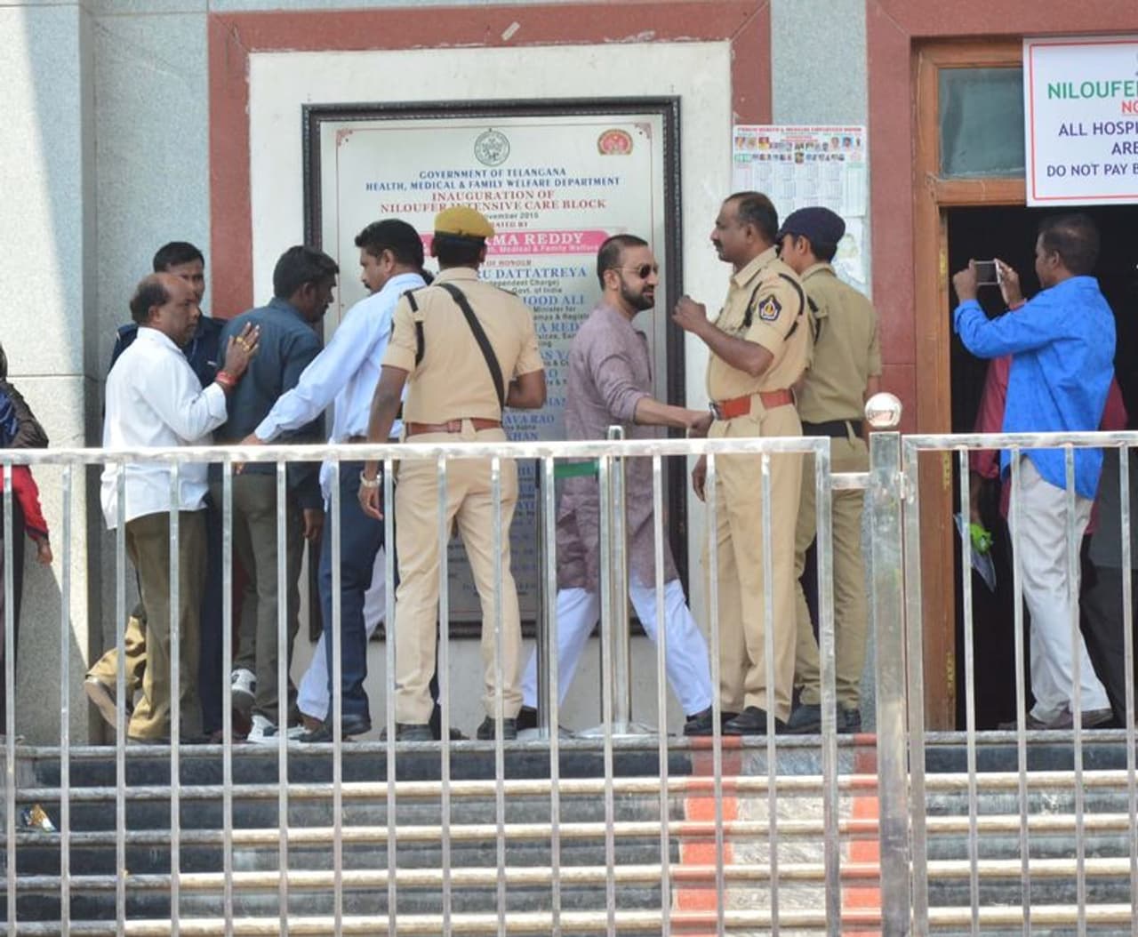 నాంపల్లిలో వికటించిన వ్యాక్సిన్, చిన్నారులకు అస్వస్థత (ఫోటోలు) నాంపల్లిలో వికటించిన వ్యాక్సిన్, చిన్నారులకు అస్వస్థత (ఫోటోలు)