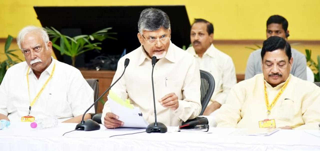 అసలే టికెట్లు ఎలా సర్దుబాటు చెయ్యాలో అర్థంకాక తలపట్టుకుంటున్న చంద్రబాబు నాయుడుకి ఫ్యామిలీ ప్యాకేజీ కొత్త తలనొప్పులు తీసుకువస్తోంది. పార్టీలో కీలక నేతలు రెండేసి సీట్లు ఆశించడం పెద్ద సమస్యగా మారింది. అసలే టికెట్లు ఎలా సర్దుబాటు చెయ్యాలో అర్థంకాక తలపట్టుకుంటున్న చంద్రబాబు నాయుడుకి ఫ్యామిలీ ప్యాకేజీ కొత్త తలనొప్పులు తీసుకువస్తోంది. పార్టీలో కీలక నేతలు రెండేసి సీట్లు ఆశించడం పెద్ద సమస్యగా మారింది.