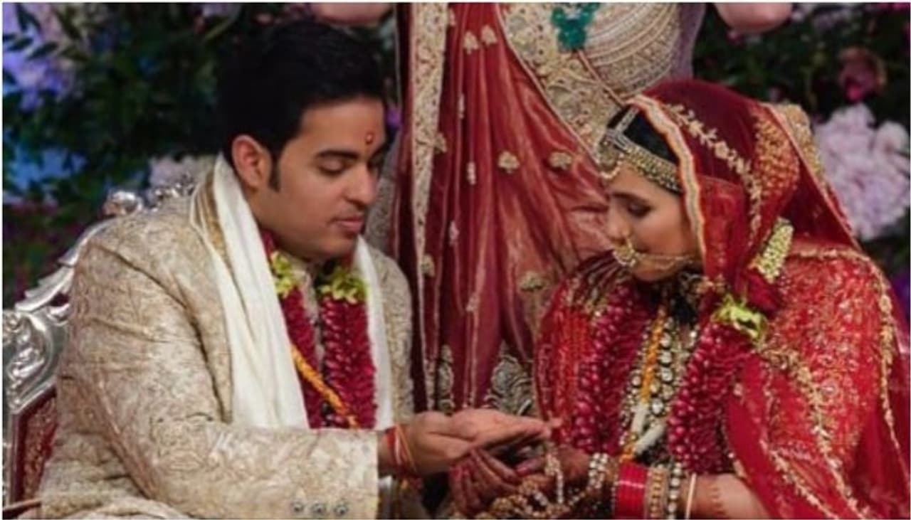 रिलायंस इंडस्ट्रीज के चेयरमैन मुकेश अंबानी के बेटे आकाश अंबानी की शादी हीरा कारोबारी रसेल मेहता की बेटी श्लोका मेहता से हुई थी।