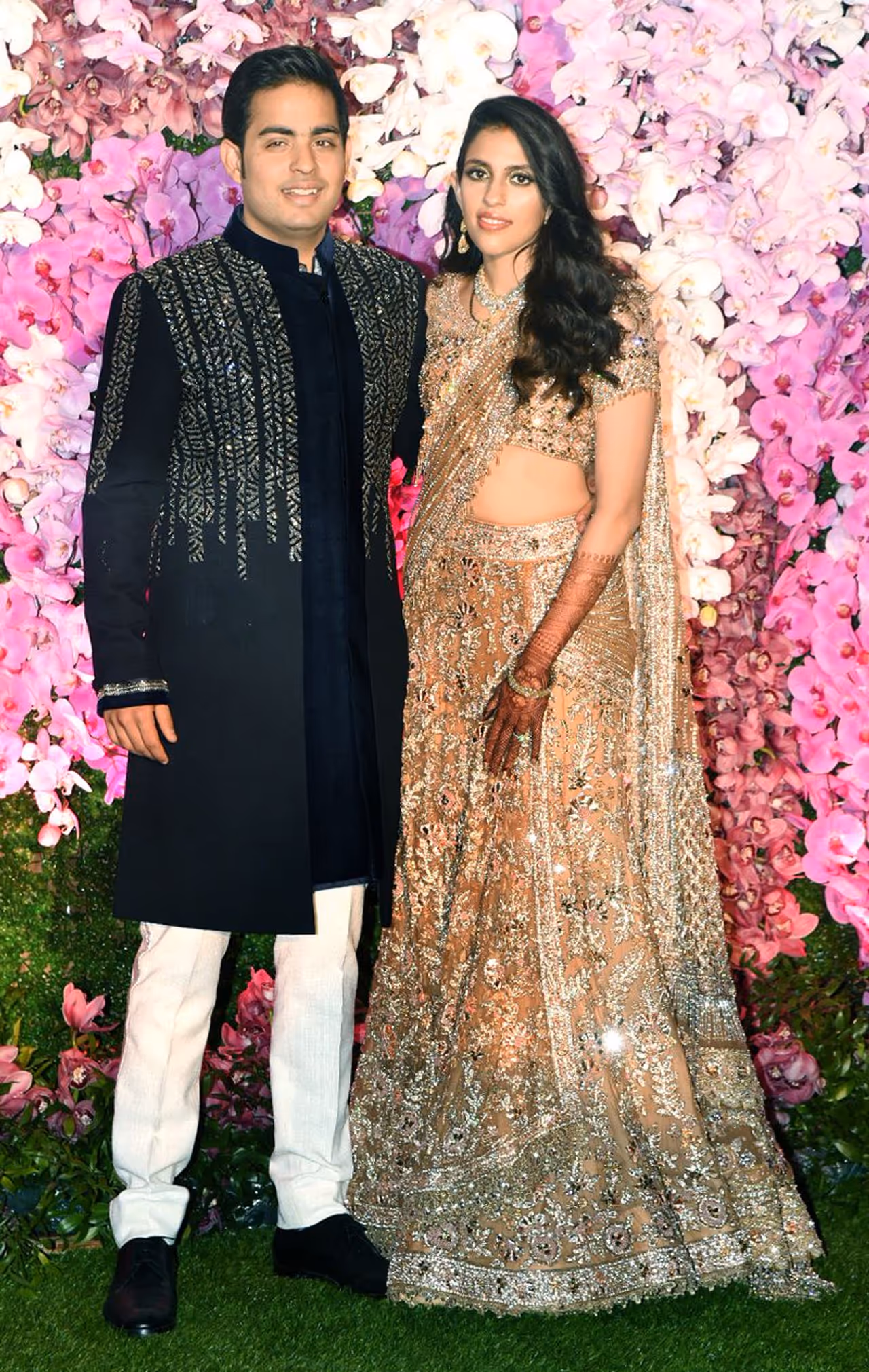 10 मार्च को आकाश अंबानी और श्लोका मेहता का वेडिंग रिसेप्शन था। दोनों की शादी 9 मार्च को मुंबई के जियो वर्ल्ड सेंटर में हुई थी, जो की देश का सबसे बड़ा वेडिंग कॉम्प्लेक्स है। शादी के रिसेप्शन में दुनियाभर की तमाम बड़ी हस्तियां शामिल हुई। वहीं बॉलीवुड सितारें पार्टी में बेहद गलैमरस लुक में दिखे।