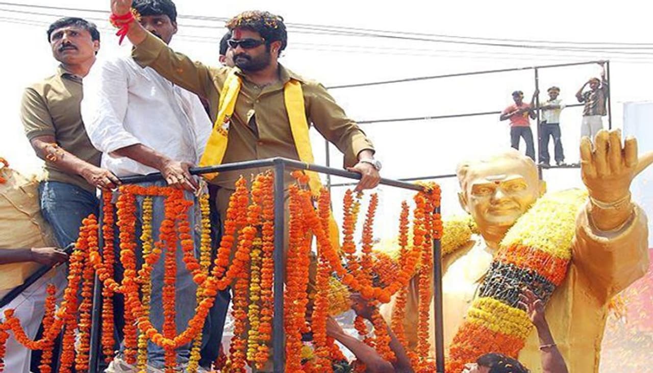 అందుకే ఎన్నికల సమయంలో సినీనటులకు ఆయా రాజకీయ పార్టీలు పెద్దపీటే వేస్తాయి. ఎవరు ఏ హీరో, హీరోయిన్ పార్టీలోకి వస్తారా..వచ్చే ఉద్దేశం ఉందా అంటూ అంచనాలు వేస్తుంటారు. ఇప్పుడు ఏపీలో అదే సందడి నెలకొంది. సినీనటులు రాజకీయాల్లో కీలక పాత్ర పోషించేందుకు రెడీ అవుతున్నారు. అందుకే ఎన్నికల సమయంలో సినీనటులకు ఆయా రాజకీయ పార్టీలు పెద్దపీటే వేస్తాయి. ఎవరు ఏ హీరో, హీరోయిన్ పార్టీలోకి వస్తారా..వచ్చే ఉద్దేశం ఉందా అంటూ అంచనాలు వేస్తుంటారు. ఇప్పుడు ఏపీలో అదే సందడి నెలకొంది. సినీనటులు రాజకీయాల్లో కీలక పాత్ర పోషించేందుకు రెడీ అవుతున్నారు.