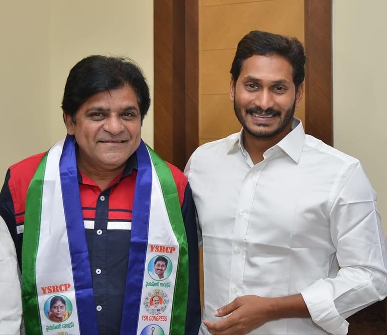 చుట్టూ తిరిగి వైసిపిలోకి వచ్చిన అలీ చుట్టూ తిరిగి వైసిపిలోకి వచ్చిన అలీ
