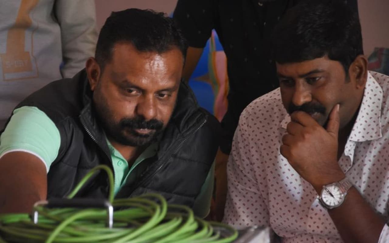 ಜಗ್ಗೇಶ್ ಮತ್ತೊಮ್ಮೆ ನಗಿಸಲು ಬರುತ್ತಿದ್ದಾರೆ ಎಂಬುದಕ್ಕೆ ‘ತೋತಾಪುರಿ’ ಚಿತ್ರದ ಈ ಫಸ್ಟ್ ಲುಕ್ ಸಾಕ್ಷಿ.ಮಾ.17 ಶನಿವಾರ ಜಗ್ಗೇಶ್ ಅವರ ಹುಟ್ಟು ಹಬ್ಬದ ಸಂಭ್ರಮ. ಹೀಗಾಗಿ ಅವರ ಜನ್ಮದಿನಕ್ಕೆ ‘ತೋತಾ ಪುರಿ’ ಚಿತ್ರದ ಫಸ್ಟ್ ಲುಕ್ ಬಿಡುಗಡೆ ಮಾಡುವುದಕ್ಕೆ ಚಿತ್ರತಂಡ ಹೊರಟಿದೆ. ಚಿತ್ರದ ಫಸ್ಟ್ ಲುಕ್ ಜತೆ ‘ತೋತಾಪುರಿ’ಯಲ್ಲಿನ ವಿಶೇಷತೆಗಳನ್ನು ನಿರ್ದೇಶಕ ವಿಜಯ್ ಪ್ರಸಾದ್ ಹೇಳಿಕೊಂಡಿದ್ದಾರೆ. ಜಗ್ಗೇಶ್ ಮತ್ತೊಮ್ಮೆ ನಗಿಸಲು ಬರುತ್ತಿದ್ದಾರೆ ಎಂಬುದಕ್ಕೆ ‘ತೋತಾಪುರಿ’ ಚಿತ್ರದ ಈ ಫಸ್ಟ್ ಲುಕ್ ಸಾಕ್ಷಿ.ಮಾ.17 ಶನಿವಾರ ಜಗ್ಗೇಶ್ ಅವರ ಹುಟ್ಟು ಹಬ್ಬದ ಸಂಭ್ರಮ. ಹೀಗಾಗಿ ಅವರ ಜನ್ಮದಿನಕ್ಕೆ ‘ತೋತಾ ಪುರಿ’ ಚಿತ್ರದ ಫಸ್ಟ್ ಲುಕ್ ಬಿಡುಗಡೆ ಮಾಡುವುದಕ್ಕೆ ಚಿತ್ರತಂಡ ಹೊರಟಿದೆ. ಚಿತ್ರದ ಫಸ್ಟ್ ಲುಕ್ ಜತೆ ‘ತೋತಾಪುರಿ’ಯಲ್ಲಿನ ವಿಶೇಷತೆಗಳನ್ನು ನಿರ್ದೇಶಕ ವಿಜಯ್ ಪ್ರಸಾದ್ ಹೇಳಿಕೊಂಡಿದ್ದಾರೆ.