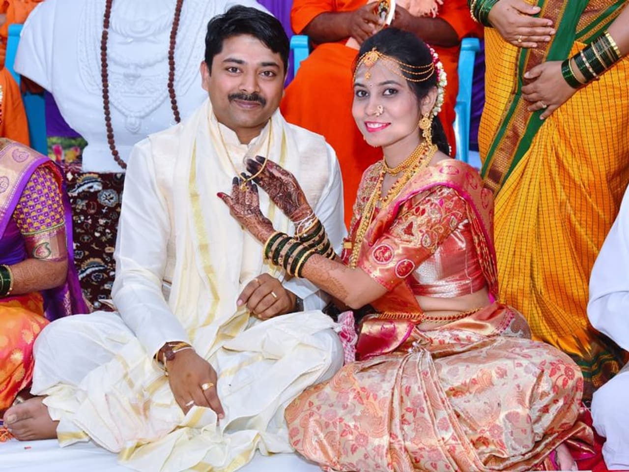 ವಿಜಯಪುರ ವರನಿಗೆ ವಧುವಿನಿಂದ ತಾಳಿ ಕಟ್ಟಿಸುವ ಮೂಲಕ ವಿಶೇಷ ಆಚರಣೆ.ಹೆಂಡತಿಯಿಂದಲೇ ಗಂಡನಿಗೆ ಮಾಂಗಲ್ಯ ಧಾರಣೆ ಮಾಡಿಸಿದ ಹಿರಿಯರು. ವಿಜಯಪುರ ವರನಿಗೆ ವಧುವಿನಿಂದ ತಾಳಿ ಕಟ್ಟಿಸುವ ಮೂಲಕ ವಿಶೇಷ ಆಚರಣೆ.ಹೆಂಡತಿಯಿಂದಲೇ ಗಂಡನಿಗೆ ಮಾಂಗಲ್ಯ ಧಾರಣೆ ಮಾಡಿಸಿದ ಹಿರಿಯರು.