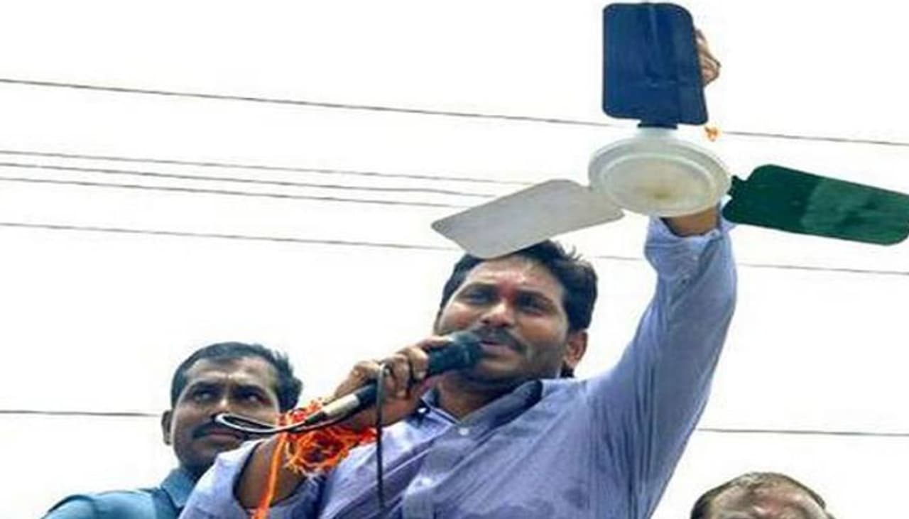 టీడీపీ నుండి ఒక్క రోజు ముందే వైసీపీలో చేరిన ఇద్దరికి వైసీపీ టిక్కెట్టు దక్కింది. కానీ, అభ్యర్థుల జాబితా విడుదలకు కొన్ని రోజుల ముందే వైసీపీలో చేరిన కీలక నేతలకు జగన్ మొండిచేయి చూపించారు. టీడీపీ నుండి ఒక్క రోజు ముందే వైసీపీలో చేరిన ఇద్దరికి వైసీపీ టిక్కెట్టు దక్కింది. కానీ, అభ్యర్థుల జాబితా విడుదలకు కొన్ని రోజుల ముందే వైసీపీలో చేరిన కీలక నేతలకు జగన్ మొండిచేయి చూపించారు.