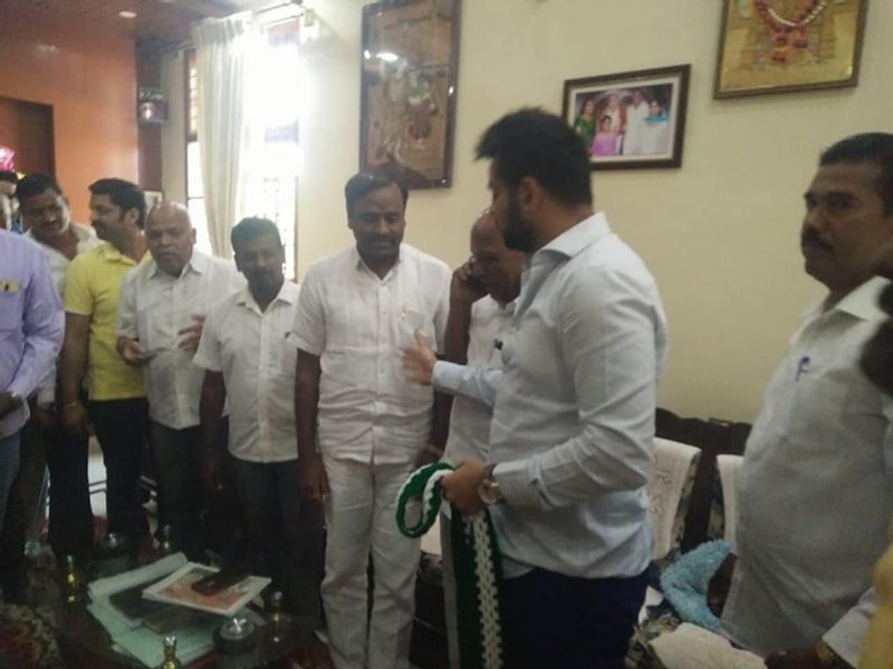 ಹಾಸನದಲ್ಲಿ ಪ್ರಜ್ವಲ್ ರೇವಣ್ಣ ಬಿಜೆಪಿ ನಾಯಕ ಅಗಿಲೆ ಯೋಗೇಶ್ಗೆ ಗಾಳ ಹಾಕಿದ್ದಾರೆ ಹಾಸನದಲ್ಲಿ ಪ್ರಜ್ವಲ್ ರೇವಣ್ಣ ಬಿಜೆಪಿ ನಾಯಕ ಅಗಿಲೆ ಯೋಗೇಶ್ಗೆ ಗಾಳ ಹಾಕಿದ್ದಾರೆ