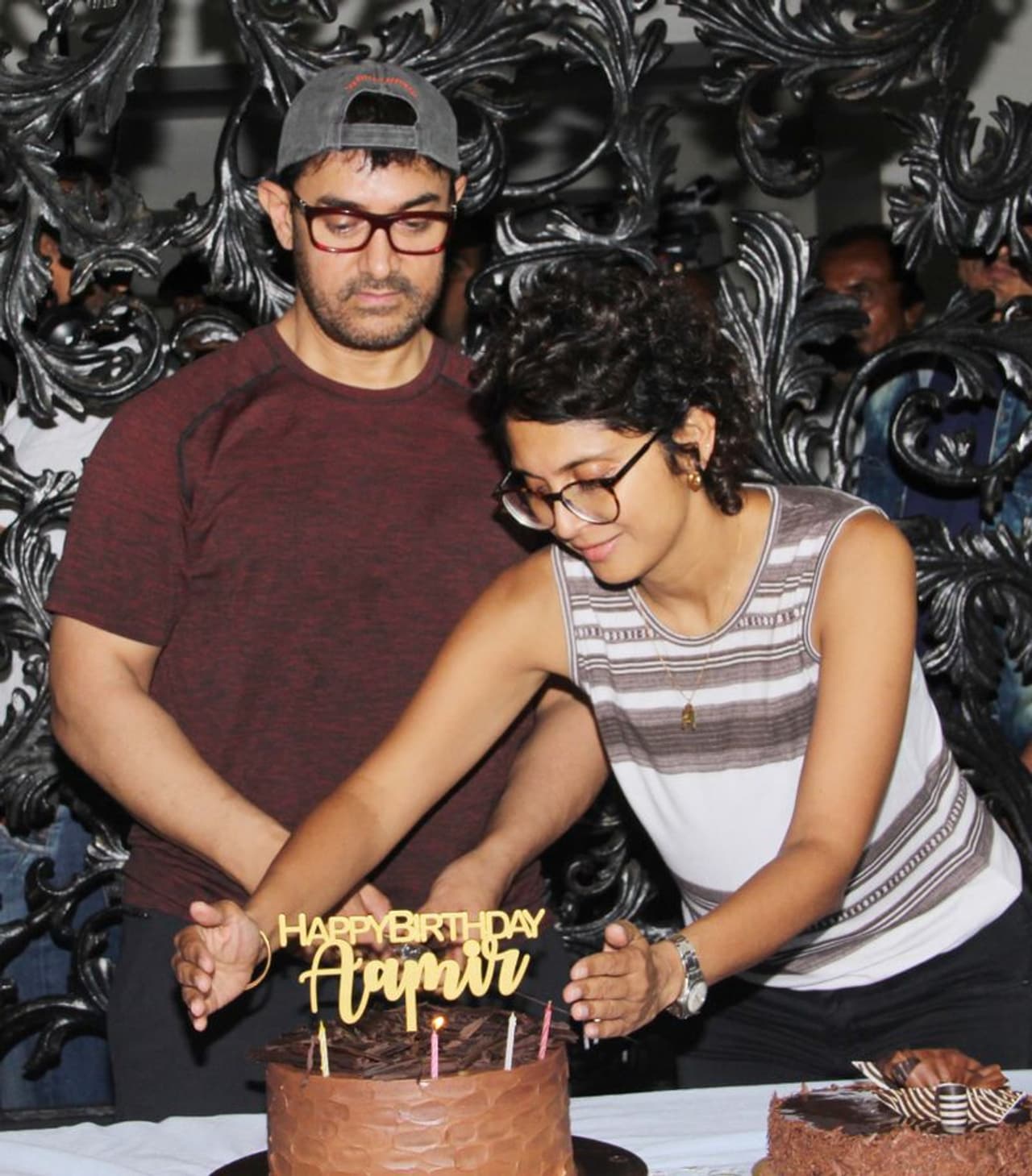 आज अभिनेता आमिर खान अपना 54वां जन्मदिन मना रहे हैं। इस मौके पर उन्होंने मीडिया से भी मुलाकात की और अपना बर्थडे सेलिब्रेट किया। आज अभिनेता आमिर खान अपना 54वां जन्मदिन मना रहे हैं। इस मौके पर उन्होंने मीडिया से भी मुलाकात की और अपना बर्थडे सेलिब्रेट किया।