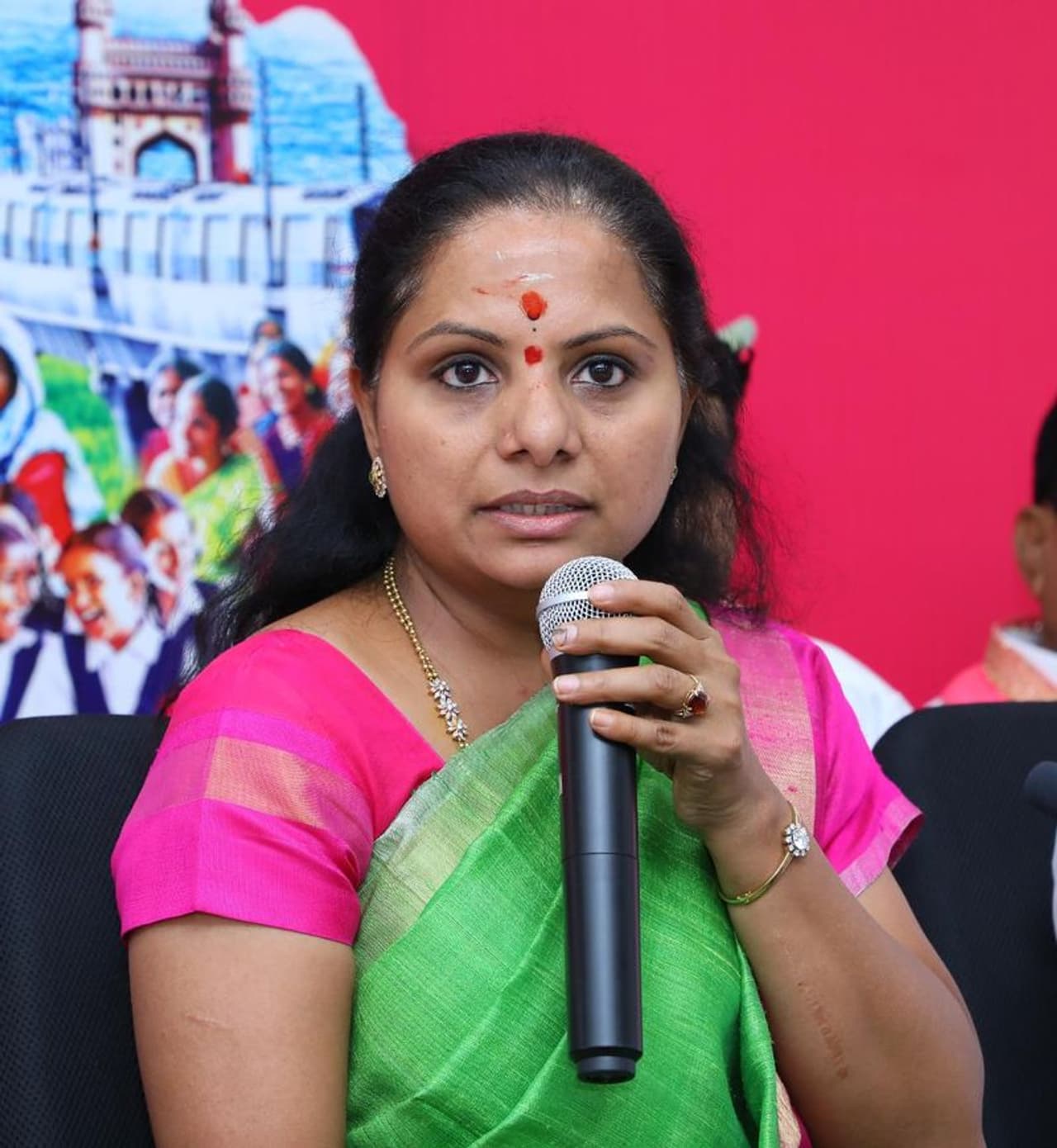 గతంలో అసెంబ్లీ, ప్రస్తుతం లోక్ సభ ఎన్నికల సందర్భంగా టీఆర్ఎస్ పై ప్రత్యర్థి పార్టీలు చేస్తున్న విమర్శలను నిజామాబాద్ ఎంపీ కల్వకుంట కవిత మరోసారి తిప్పికొట్టారు. తెలంగాణ ప్రజలు కొద్దిరోజుల క్రితం జరిగిన అసెంబ్లీ ఎన్నికల్లో జాతీయ పార్టీలమని చెప్పుకునే బిజెపి, కాంగ్రెస్ లను మాకొద్దంటూ తిరస్కరించినా వారి తీరులో మార్పు రావడం లేదన్నారు. ఇంకా తెలంగాణ రాష్ట్ర సమితి పార్టీ మీకంటే మీకు బీ టీమ్ అని బిజెపి, కాంగ్రెస్ లు ఒకరిపై ఒకరు విమర్శలు చేసుకుంటున్నారని గుర్తు చేశారు. అయితే టీఆర్ఎస్ నిజంగానే బి టీమ్ అని...కానీ వారంటున్నట్లు ఏదో పార్టీకి కాదని తెలంగాణ ప్రజలకు బి టీమ్ అని కవిత పేర్కొన్నారు. గతంలో అసెంబ్లీ, ప్రస్తుతం లోక్ సభ ఎన్నికల సందర్భంగా టీఆర్ఎస్ పై ప్రత్యర్థి పార్టీలు చేస్తున్న విమర్శలను నిజామాబాద్ ఎంపీ కల్వకుంట కవిత మరోసారి తిప్పికొట్టారు. తెలంగాణ ప్రజలు కొద్దిరోజుల క్రితం జరిగిన అసెంబ్లీ ఎన్నికల్లో జాతీయ పార్టీలమని చెప్పుకునే బిజెపి, కాంగ్రెస్ లను మాకొద్దంటూ తిరస్కరించినా వారి తీరులో మార్పు రావడం లేదన్నారు. ఇంకా తెలంగాణ రాష్ట్ర సమితి పార్టీ మీకంటే మీకు బీ టీమ్ అని బిజెపి, కాంగ్రెస్ లు ఒకరిపై ఒకరు విమర్శలు చేసుకుంటున్నారని గుర్తు చేశారు. అయితే టీఆర్ఎస్ నిజంగానే బి టీమ్ అని...కానీ వారంటున్నట్లు ఏదో పార్టీకి కాదని తెలంగాణ ప్రజలకు బి టీమ్ అని కవిత పేర్కొన్నారు.