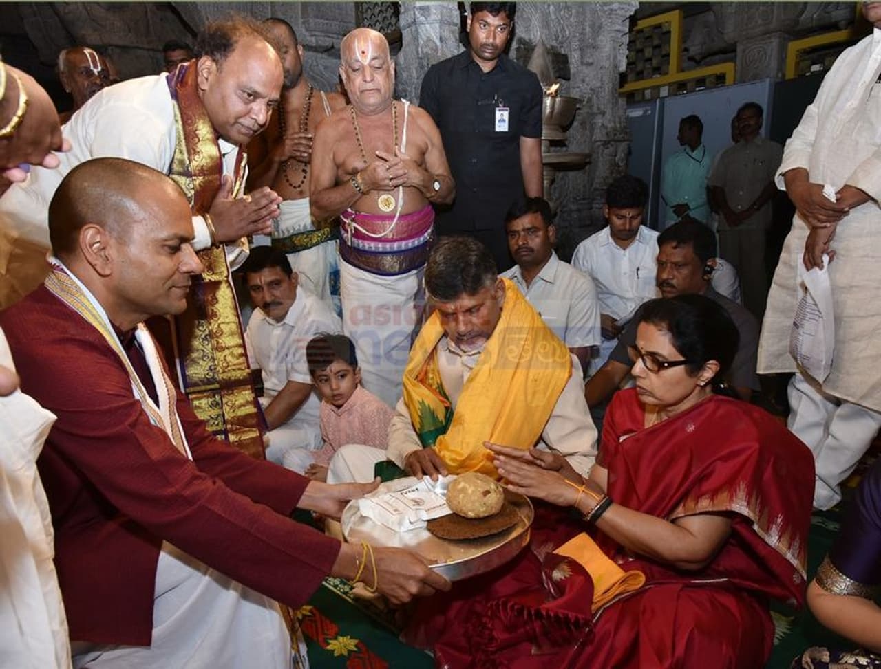 తిరుమలలో మనవడితో బాబు, భువనేశ్వరి దంపతులు తిరుమలలో మనవడితో బాబు, భువనేశ్వరి దంపతులు