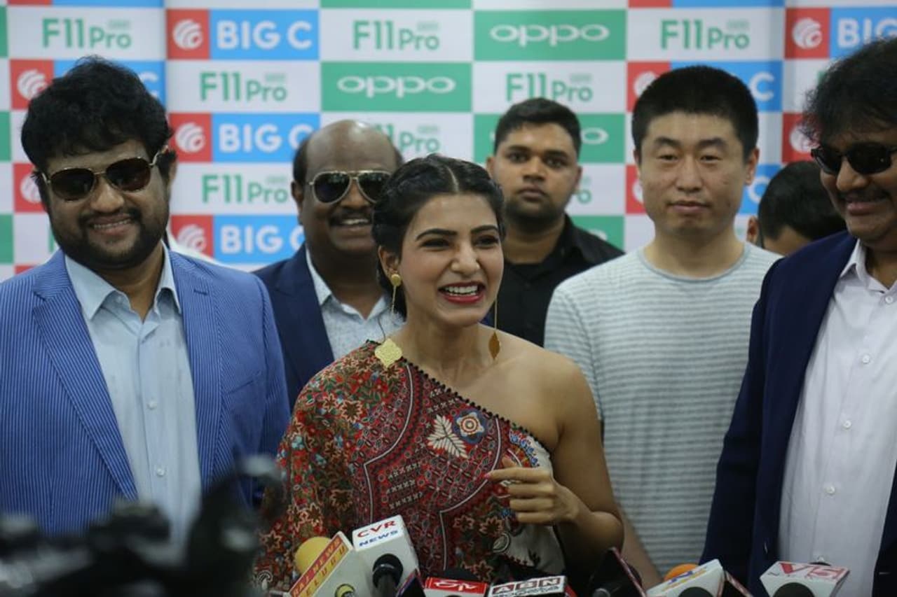 'ఒప్పో F11' లాంచ్ చేసిన సమంత 'ఒప్పో F11' లాంచ్ చేసిన సమంత