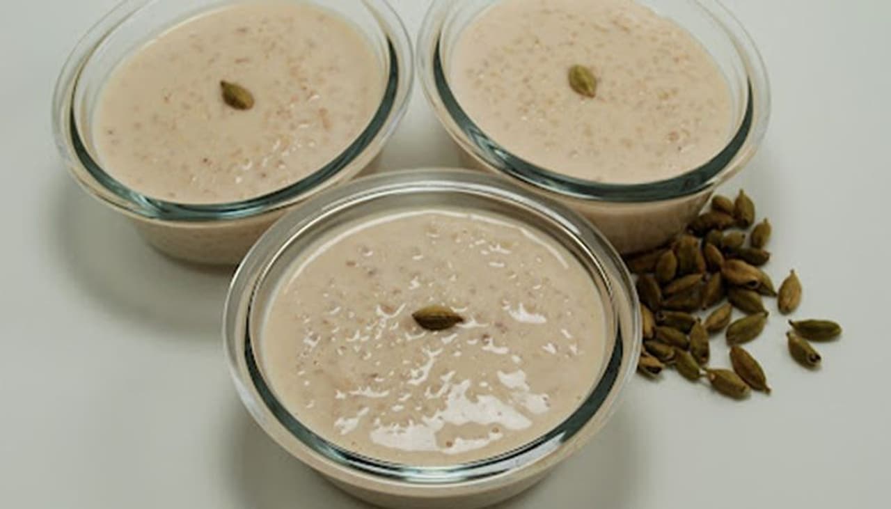 <p>పర్షియన్ క్యుజిన్ నుంచి ఇండియాకు వచ్చిన మరో అద్భుత వంటకం షీర్ కుర్మా. రంజాన్ అనగానే ముందుగా నోరూరించే షీర్ కుర్మా గుర్తుకు వస్తుంది. ఈద్ నాడు ముస్లిం స్నేహితుల ఇళ్లకు వెళ్లడమో.. వారే మనింటికి వంటకాలు పంపడమో రివాజు.</p>