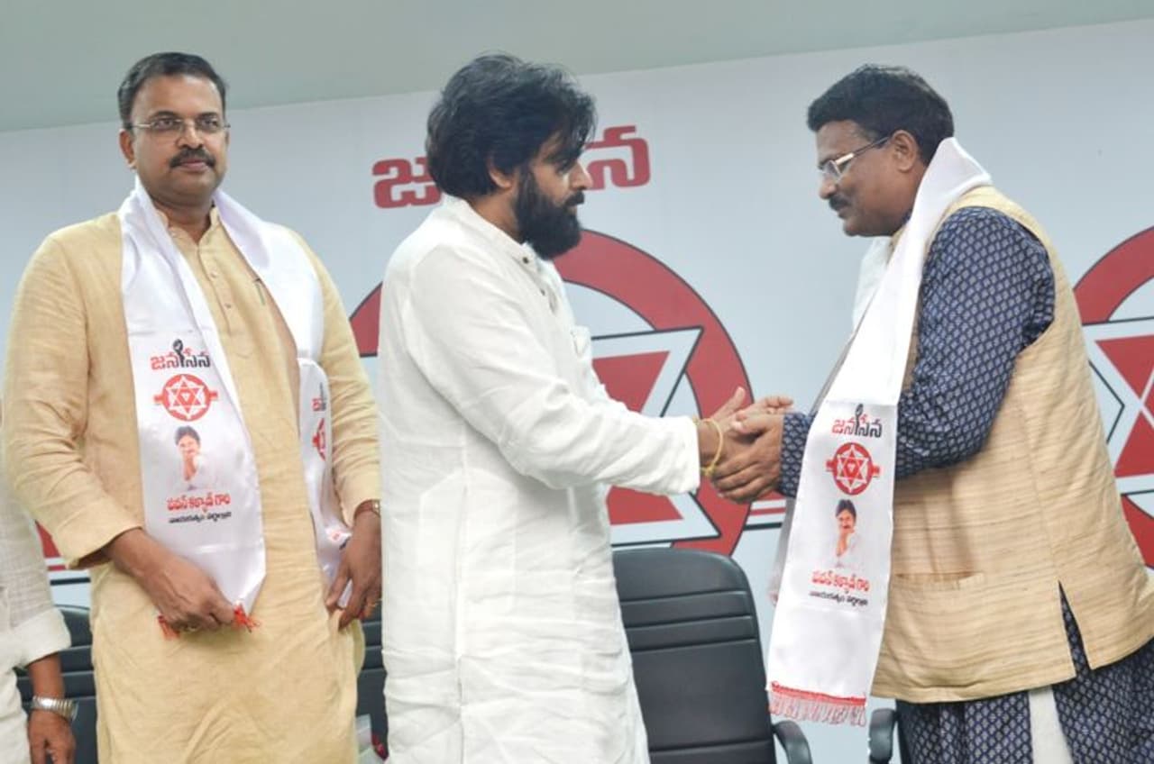 జనసేనలో చేరిన సీబీఐ మాజీ జేడీ లక్ష్మీనారాయణ (ఫోటోలు) జనసేనలో చేరిన సీబీఐ మాజీ జేడీ లక్ష్మీనారాయణ (ఫోటోలు)