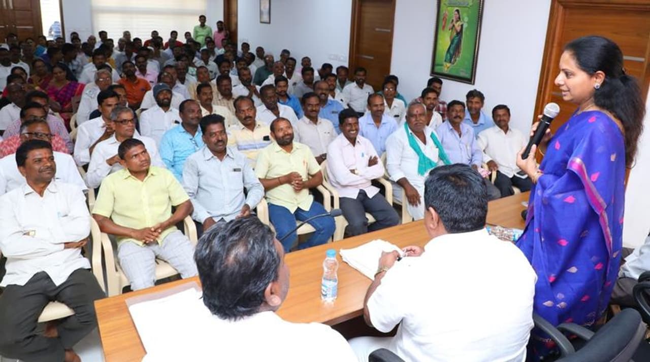 తెలంగాణ లో త్వరలో జరగనున్న పార్లమెంట్ ఎన్నికల్లో వార్ వన్ సైడ్ అవుతుందని నిజామాబాద్ ఎంపీ కల్వకుంట్ల కవిత అన్నారు. టీఆర్ఎస్ పార్టీ ఈ ఎన్నికల తర్వాత కేంద్రంలో కీలక పాత్ర పోషించనుందని ఆమె ధీమా వ్యక్తం చేశారు. లోక్ సభ ఎన్నికల ప్రచారంలో భాగంగా ఆమె జగిత్యాల , నిజామాబాద్ లలో పర్యటించారు. ఈ సందర్భంగా రెండు చోట్ల కవిత మీడియాతో మాట్లాడారు. తెలంగాణ లో త్వరలో జరగనున్న పార్లమెంట్ ఎన్నికల్లో వార్ వన్ సైడ్ అవుతుందని నిజామాబాద్ ఎంపీ కల్వకుంట్ల కవిత అన్నారు. టీఆర్ఎస్ పార్టీ ఈ ఎన్నికల తర్వాత కేంద్రంలో కీలక పాత్ర పోషించనుందని ఆమె ధీమా వ్యక్తం చేశారు. లోక్ సభ ఎన్నికల ప్రచారంలో భాగంగా ఆమె జగిత్యాల , నిజామాబాద్ లలో పర్యటించారు. ఈ సందర్భంగా రెండు చోట్ల కవిత మీడియాతో మాట్లాడారు.