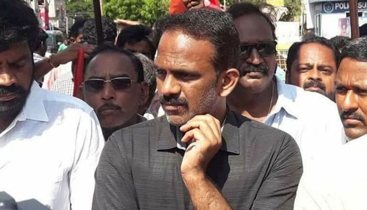 విజయవాడ: వంగవీటి ఫ్యామిలీ అంటే ఆంధ్రప్రదేశ్ రాజకీయాల్లో ప్రత్యేక గుర్తింపు ఉంది. రాజకీయ పార్టీలు సైతం వారికంటూ ప్రత్యేక గుర్తింపునిస్తాయి. అయితే ఈ ఎన్నికలు మాత్రం వంగవీటి రాధాకు వ్యతిరేక ఫలితాలు ఇచ్చాయి అని చెప్పాలి. విజయవాడ: వంగవీటి ఫ్యామిలీ అంటే ఆంధ్రప్రదేశ్ రాజకీయాల్లో ప్రత్యేక గుర్తింపు ఉంది. రాజకీయ పార్టీలు సైతం వారికంటూ ప్రత్యేక గుర్తింపునిస్తాయి. అయితే ఈ ఎన్నికలు మాత్రం వంగవీటి రాధాకు వ్యతిరేక ఫలితాలు ఇచ్చాయి అని చెప్పాలి.