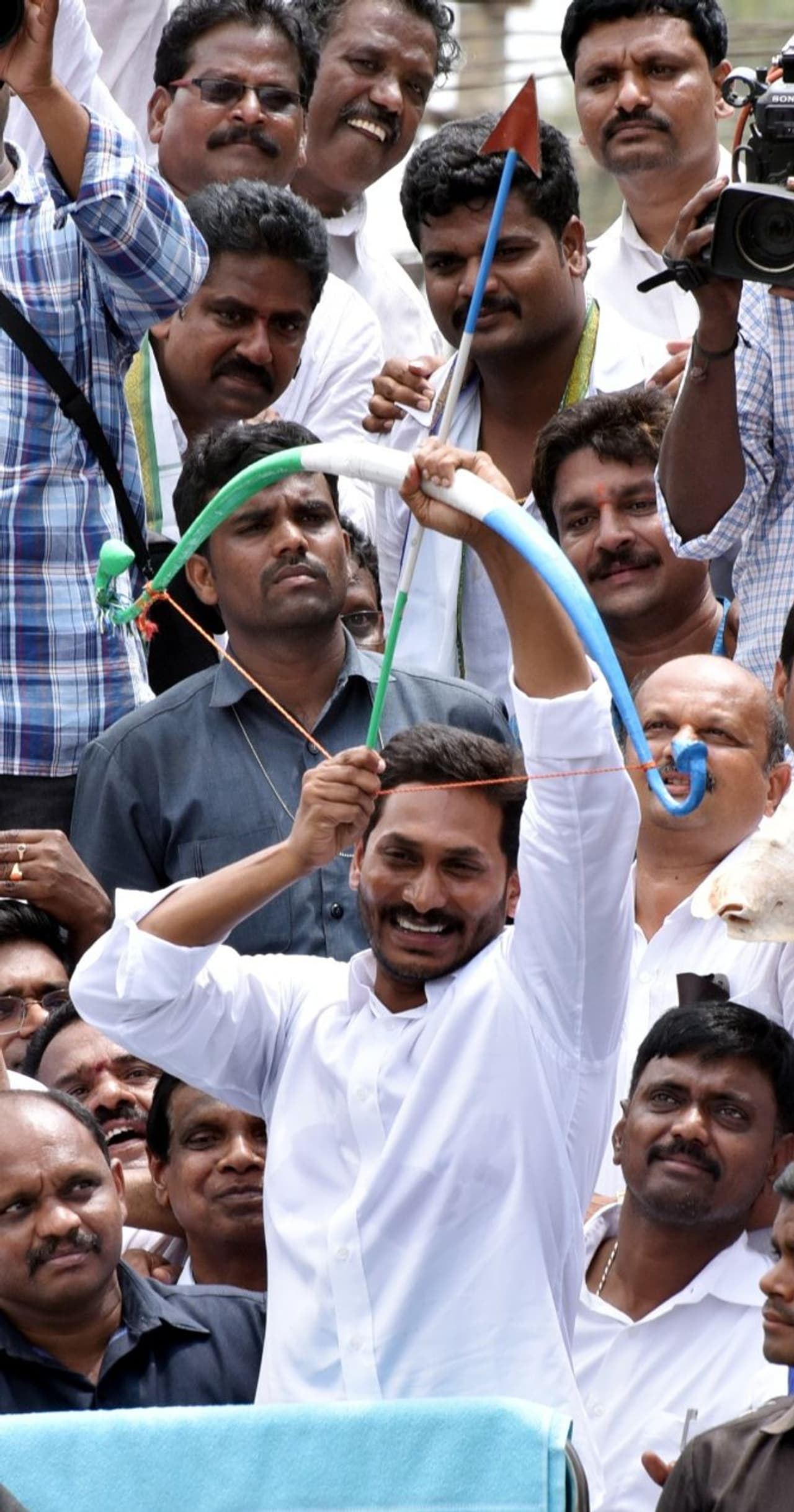 పశ్చిమ గోదావరి జిల్లా ఎన్నికల ప్రచారంలో జగన్ పశ్చిమ గోదావరి జిల్లా ఎన్నికల ప్రచారంలో జగన్