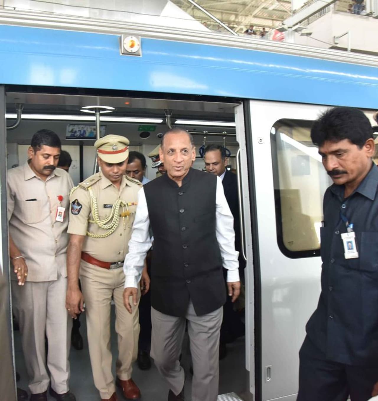 హైటెక్ సిటీకి మెట్రో: గవర్నర్ జర్నీ హైటెక్ సిటీకి మెట్రో: గవర్నర్ జర్నీ