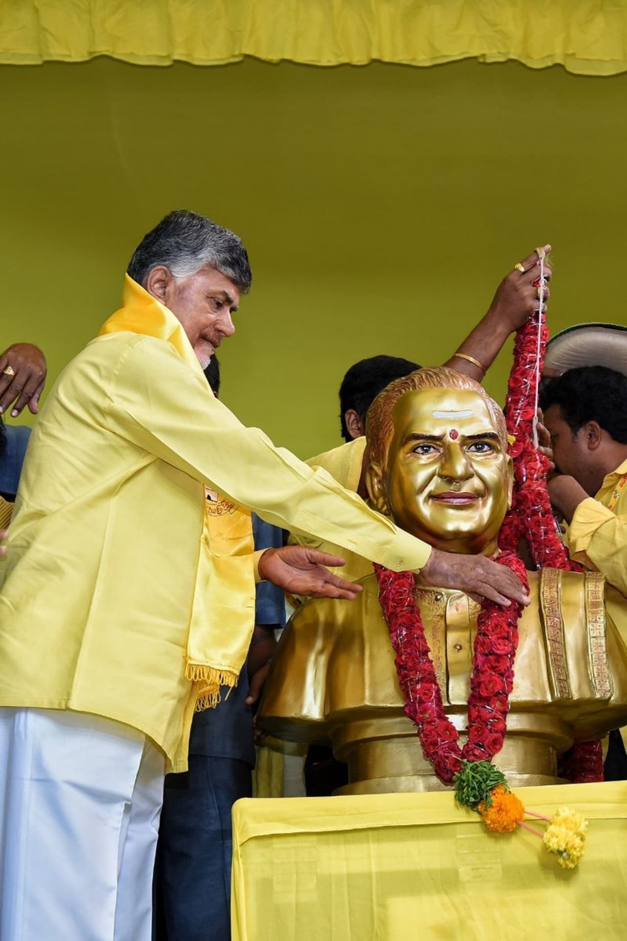 కృష్ణా జిల్లా టిడిపి ఎన్నికల సన్నాహక సమావేశంలో చంద్రబాబు కృష్ణా జిల్లా టిడిపి ఎన్నికల సన్నాహక సమావేశంలో చంద్రబాబు