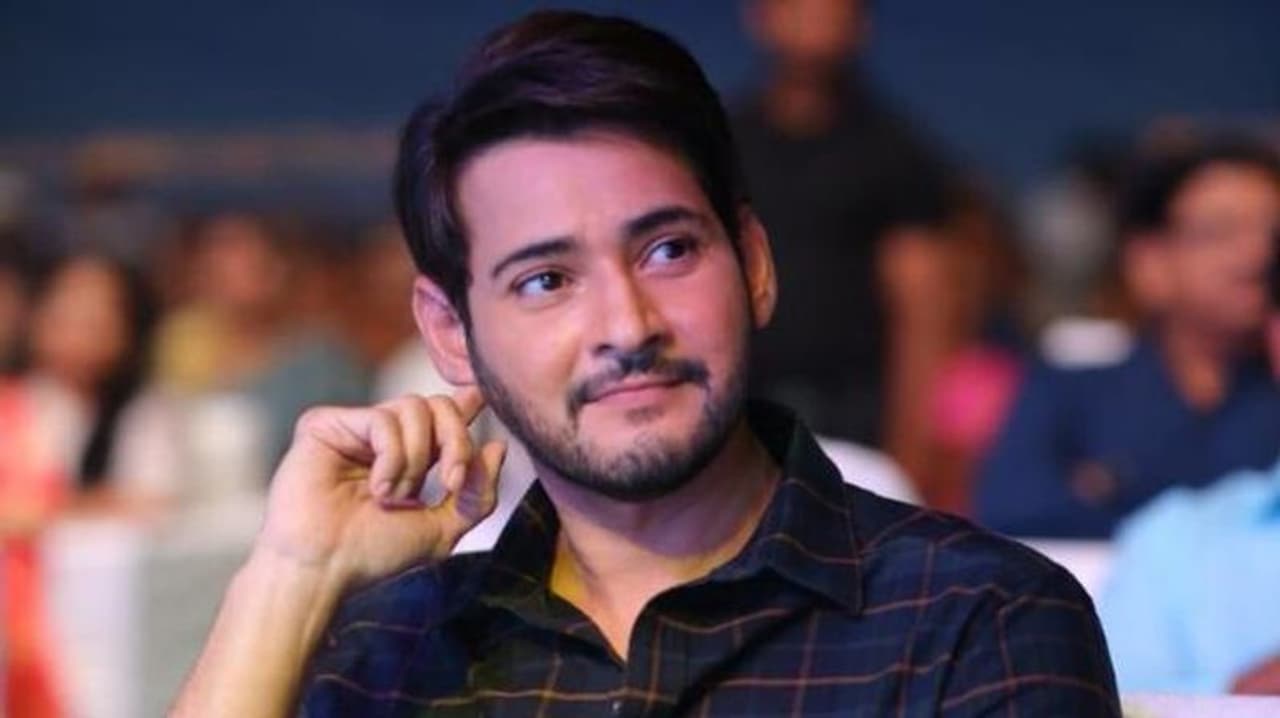 మహేష్ బాబు చైల్డ్ ఆర్టిస్ట్ గా ఎంట్రీ ఇచ్చి ఈరోజు టాలీవుడ్ ఇండస్ట్రీకి ప్రిన్స్ గా మారాడు. టాలీవుడ్ హీరోల్లో అత్యధిక పారితోషికం అందుకుంటున్న ఈ హీరో నెట్ వర్త్ రూ.130 కోట్లు. హైదరాబాద్ జూబ్లిహిల్స్ లో బంగ్లా కట్టించుకొని జీవిస్తున్నాడు. మరి ఈ రిచ్ హీరో ఎలాంటి కార్లు వాడతాడో తెలుసా..? మహేష్ బాబు చైల్డ్ ఆర్టిస్ట్ గా ఎంట్రీ ఇచ్చి ఈరోజు టాలీవుడ్ ఇండస్ట్రీకి ప్రిన్స్ గా మారాడు. టాలీవుడ్ హీరోల్లో అత్యధిక పారితోషికం అందుకుంటున్న ఈ హీరో నెట్ వర్త్ రూ.130 కోట్లు. హైదరాబాద్ జూబ్లిహిల్స్ లో బంగ్లా కట్టించుకొని జీవిస్తున్నాడు. మరి ఈ రిచ్ హీరో ఎలాంటి కార్లు వాడతాడో తెలుసా..?