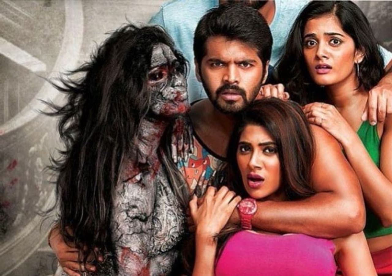 ఈ మధ్యకాలంలో ట్రైలర్ తో సెన్సేషన్ క్రియేట్ చేసిన చిత్రం 'చీకటి గదిలో చితక్కొట్టుడు'. హారర్ కామెడీతో తెరకెక్కిన ఈ సినిమా మొత్తం బూతు కంటెంట్ తో నింపేశారనే కామెంట్లు వినిపించాయి. ఈరోజు ప్రేక్షకుల ముందుకు వచ్చిన ఈ సినిమాకి ఎలాంటి రెస్పాన్స్ వచ్చిందో సమీక్షలోకి వెళ్లి తెలుసుకుందాం! ఈ మధ్యకాలంలో ట్రైలర్ తో సెన్సేషన్ క్రియేట్ చేసిన చిత్రం 'చీకటి గదిలో చితక్కొట్టుడు'. హారర్ కామెడీతో తెరకెక్కిన ఈ సినిమా మొత్తం బూతు కంటెంట్ తో నింపేశారనే కామెంట్లు వినిపించాయి. ఈరోజు ప్రేక్షకుల ముందుకు వచ్చిన ఈ సినిమాకి ఎలాంటి రెస్పాన్స్ వచ్చిందో సమీక్షలోకి వెళ్లి తెలుసుకుందాం!