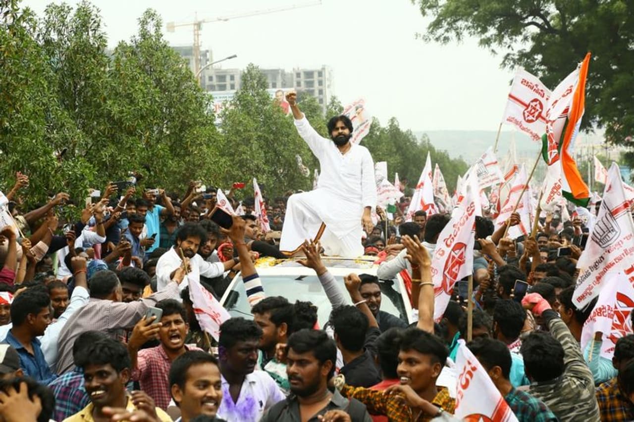 గాజువాక బహిరంగ సభలో పవన్ కల్యాణ్ గర్జన గాజువాక బహిరంగ సభలో పవన్ కల్యాణ్ గర్జన