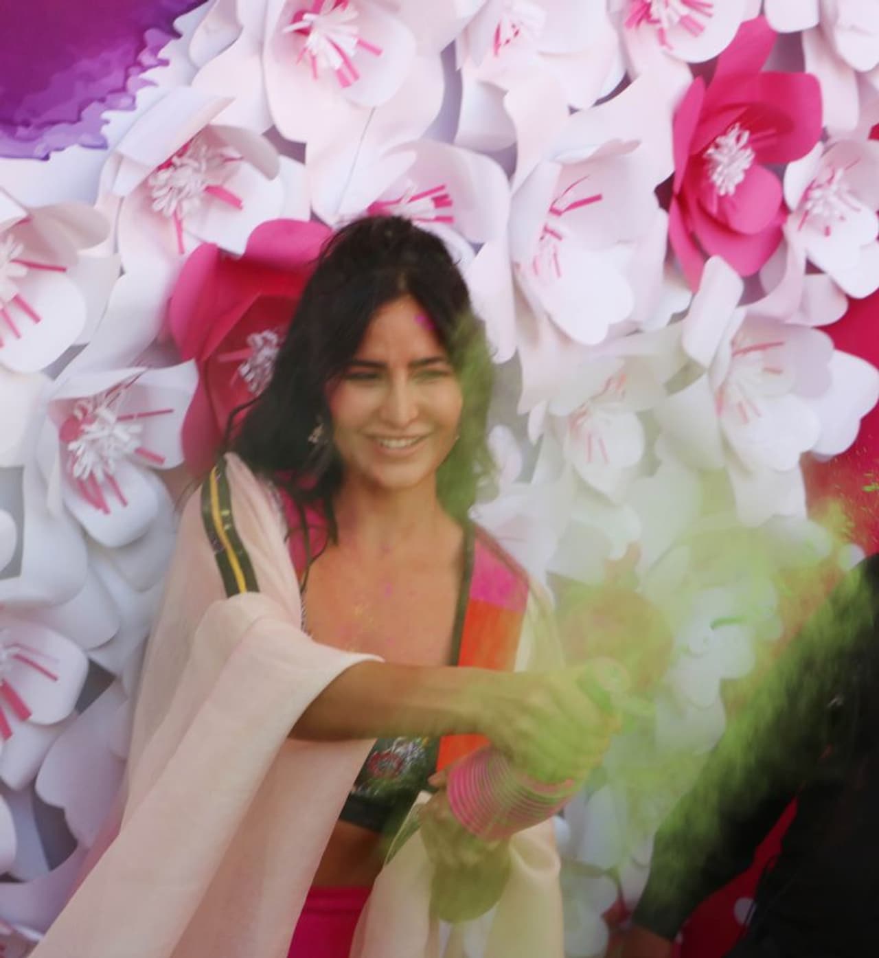 बॉलीवुड एक्ट्रेस कैटरीना कैफ ने इस बार की होली मुंबई के सितारों के साथ मनाई। बॉलीवुड एक्ट्रेस कैटरीना कैफ ने इस बार की होली मुंबई के सितारों के साथ मनाई।