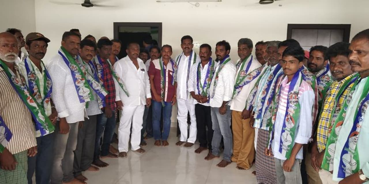 కాండ్రు కమల సహా వైసిపిలోకి నేతల క్యూ కాండ్రు కమల సహా వైసిపిలోకి నేతల క్యూ