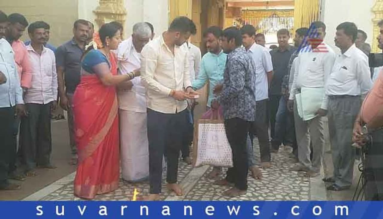 ಹೊಳೆ ನರಸೀಪುರದ ಲಕ್ಷ್ಮೀ ನರಸಿಂಹ ದೇವಸ್ಥಾನದಲ್ಲಿ ಕುಟುಂಬ ಸಮೇತ ಪ್ರಜ್ವಲ್ ರೇವಣ್ಣ