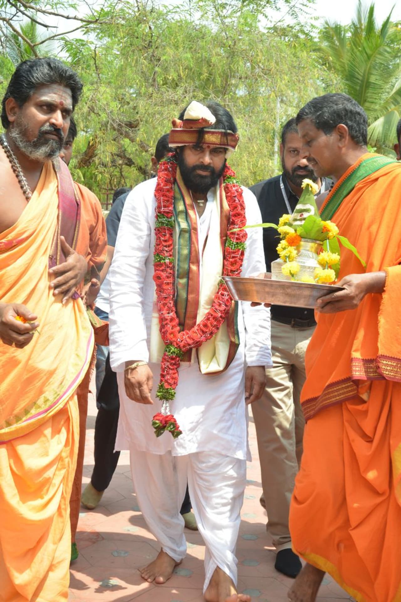 భీమవరంలో పవన్ కల్యాణ్ నామినేషన్ భీమవరంలో పవన్ కల్యాణ్ నామినేషన్