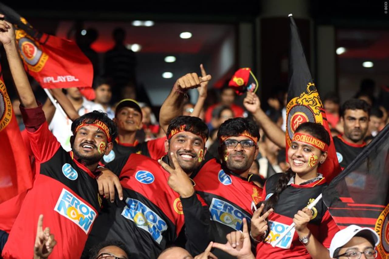 <p>ಸೆಪ್ಟೆಂಬರ್ 19 ರಿಂದ ದುಬೈನಲ್ಲಿ ಆರಂಭಗೊಳ್ಳುತ್ತಿರುವ ಐಪಿಎಲ್ ಟೂರ್ನಿಯಲ್ಲಿ ಹಲವು ವಿಶೇಷತೆಗಳಿವೆ. ಕೊರೋನಾ ವೈರಸ್ ಕಾರಣ ಅಭಿಮಾನಿಗಳಿಗೆ ಕ್ರೀಡಾಂಗಣ ಪ್ರವೇಶ ನಿರಾಕರಿಸಲಾಗಿದೆ.</p>