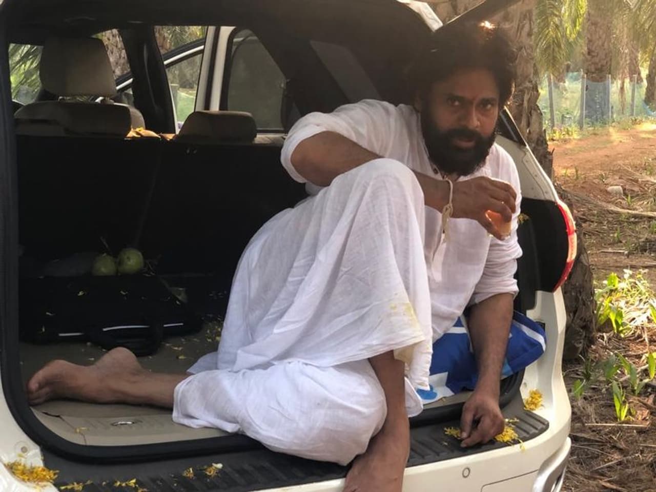 కారు డిక్కీలో పవన్ కల్యాణ్ కారు డిక్కీలో పవన్ కల్యాణ్