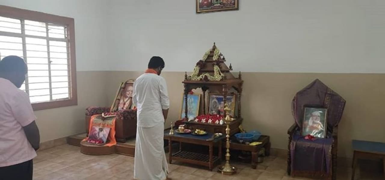 ಸುತ್ತೂರು ಮಠಕ್ಕೆ ಭೇಟಿ ನೀಡಿ ದೇವರ ಮುಂದೆ ಪ್ರಾರ್ಥನೆ ಸಲ್ಲಿಸುತ್ತಿರುವ ಪ್ರತಾಪ್ ಸಿಂಹ ಸುತ್ತೂರು ಮಠಕ್ಕೆ ಭೇಟಿ ನೀಡಿ ದೇವರ ಮುಂದೆ ಪ್ರಾರ್ಥನೆ ಸಲ್ಲಿಸುತ್ತಿರುವ ಪ್ರತಾಪ್ ಸಿಂಹ