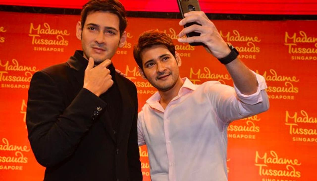 మేడమ్ టుస్సాడ్స్ మ్యూజియం మహేష్ మైనపు విగ్రహాన్ని తయారుచేసింది. ఈ విగ్రహాన్ని మార్చి 25న హైదరాబాద్ లోని ఏఎంబి సినిమాస్ లో ప్రదర్శించారు. అనంతరం విగ్రహాన్ని సింగపూర్ తరలించి అక్కడి టుస్సాడ్స్ మ్యూజియంలో ఉంచారు. మేడమ్ టుస్సాడ్స్ మ్యూజియం మహేష్ మైనపు విగ్రహాన్ని తయారుచేసింది. ఈ విగ్రహాన్ని మార్చి 25న హైదరాబాద్ లోని ఏఎంబి సినిమాస్ లో ప్రదర్శించారు. అనంతరం విగ్రహాన్ని సింగపూర్ తరలించి అక్కడి టుస్సాడ్స్ మ్యూజియంలో ఉంచారు.