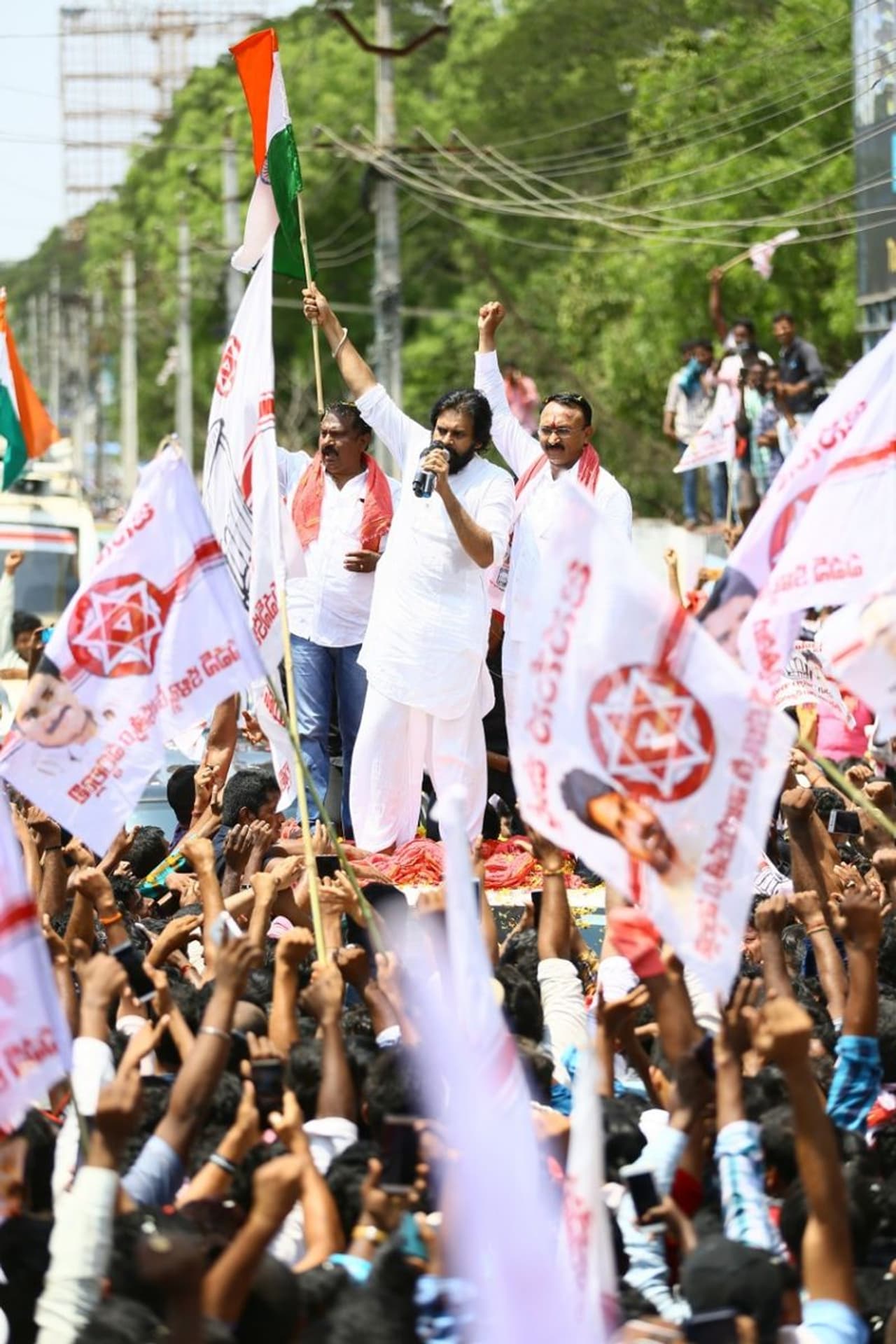 గుంటూరులో పవన్ కల్యాణ్ ప్రచారం (ఫొటోలు) గుంటూరులో పవన్ కల్యాణ్ ప్రచారం (ఫొటోలు)