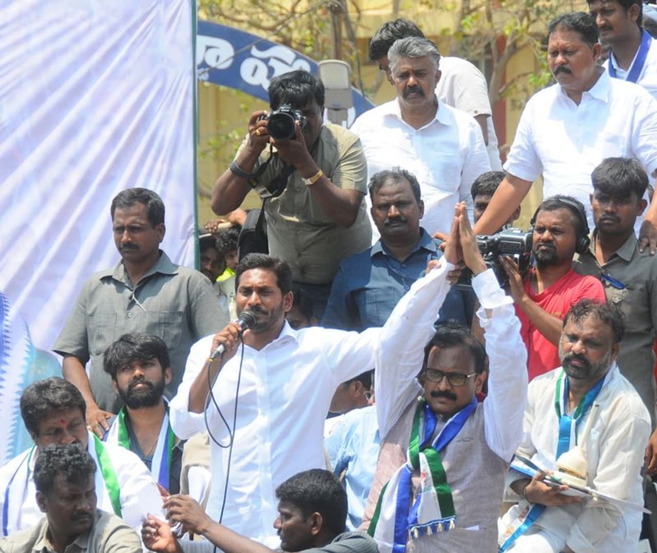 అనంతపురం, కర్నూల్ జిల్లాల్లో జగన్ ఎన్నికల ప్రచారం అనంతపురం, కర్నూల్ జిల్లాల్లో జగన్ ఎన్నికల ప్రచారం