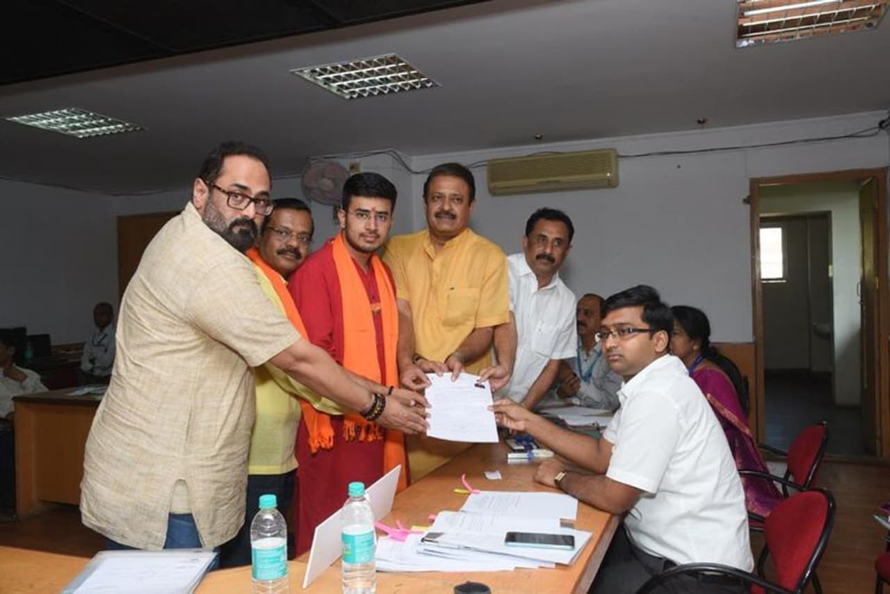 ಬಿಜೆಪಿ ಎಂಪಿ ರಾಜೀವ್ ಹಾಗೂ ಇತರೆ ಮುಖಂಡರ ಉಪಸ್ಥಿತಿಯಲ್ಲಿ ನಾಮಪತ್ರ ಸಲ್ಲಿಸಿದ ತೇಜಸ್ವಿ ಸೂರ್ಯ. ಬಿಜೆಪಿ ಎಂಪಿ ರಾಜೀವ್ ಹಾಗೂ ಇತರೆ ಮುಖಂಡರ ಉಪಸ್ಥಿತಿಯಲ್ಲಿ ನಾಮಪತ್ರ ಸಲ್ಲಿಸಿದ ತೇಜಸ್ವಿ ಸೂರ್ಯ.