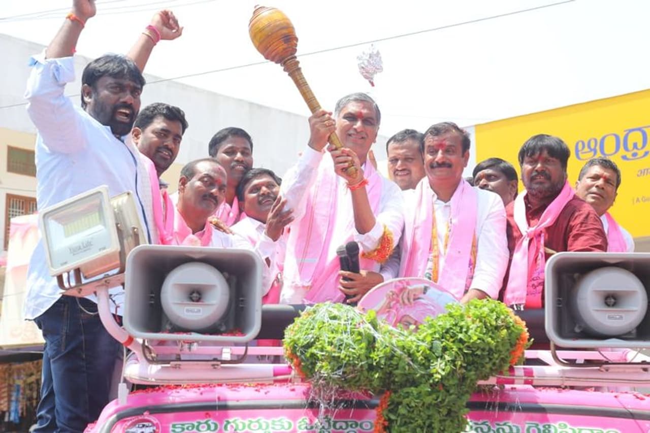 గత ఏడాది డిసెంబర్ 7వ తేదీన తెలంగాణ అసెంబ్లీకి జరిగిన ఎన్నికల్లో టీఆర్ఎస్‌ 88 అసెంబ్లీ స్థానాల్లో విజయం సాధించింది. ఈ ఎన్నికల్లో కాంగ్రెైస్ పార్టీకి చెందిన కీలకమైన 26 మంది నేతల ఓటమిలో టీఆర్ఎస్ నేత మాజీ మంత్రి హరీష్ రావు కీలకంగా వ్యవహరించారు.