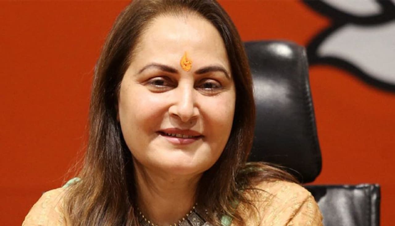 <p>ಹಿರಿಯ ನಟಿ ಬಿಜೆಪಿ ನಾಯಕಿ ಜಯಪ್ರದಾ ಬಿಜೆಪಿ ಸಂಸದ ರವಿ ಕಿಶನ್ಗೆ ಬೆಂಬಲ ಸೂಚಿಸಿ, ವಿಷಯವನ್ನು ರಾಜಕೀಯ ಮಾಡಿದ್ದಕ್ಕೆ ಜಯಾ ಬಚ್ಚನ್ ವಿರುದ್ಧ ವಾಗ್ದಾಳಿ ನಡೆಸಿದ್ದಾರೆ.</p> <p>ಹಿರಿಯ ನಟಿ ಬಿಜೆಪಿ ನಾಯಕಿ ಜಯಪ್ರದಾ ಬಿಜೆಪಿ ಸಂಸದ ರವಿ ಕಿಶನ್ಗೆ ಬೆಂಬಲ ಸೂಚಿಸಿ, ವಿಷಯವನ್ನು ರಾಜಕೀಯ ಮಾಡಿದ್ದಕ್ಕೆ ಜಯಾ ಬಚ್ಚನ್ ವಿರುದ್ಧ ವಾಗ್ದಾಳಿ ನಡೆಸಿದ್ದಾರೆ.</p>