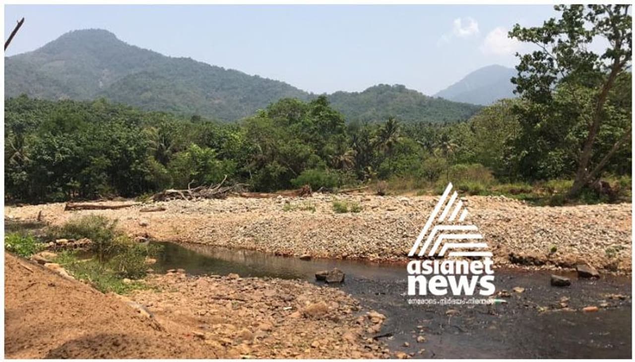 കർണാടകത്തിലെ കുടകം പുഴയും ബാവലിപ്പുഴയും ചേർന്നാണ് കൊട്ടിയൂർ പുഴ ഒഴുകുന്നത്. കർണാടകത്തിലെ കുടകം പുഴയും ബാവലിപ്പുഴയും ചേർന്നാണ് കൊട്ടിയൂർ പുഴ ഒഴുകുന്നത്.