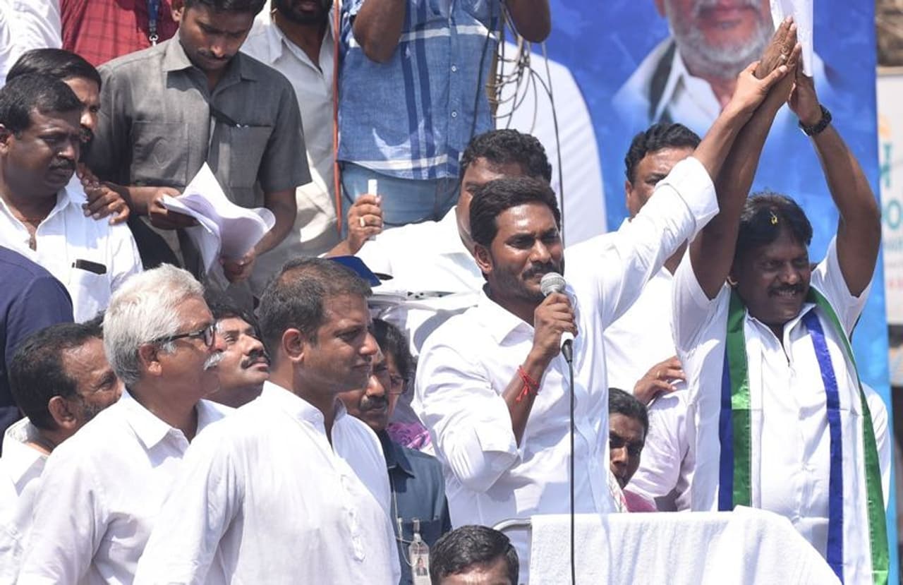 తూర్పు, పశ్చిమ గొదావరి జిల్లాల్లో జగన్ రోడ్ షో తూర్పు, పశ్చిమ గొదావరి జిల్లాల్లో జగన్ రోడ్ షో