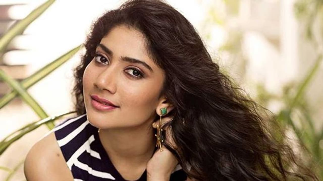 <p>Sai Pallavi has been busy with various projects in the South film industry. Her second Malayalam movie Kali was also loved by fans.</p> <p>Sai Pallavi has been busy with various projects in the South film industry. Her second Malayalam movie Kali was also loved by fans.</p>