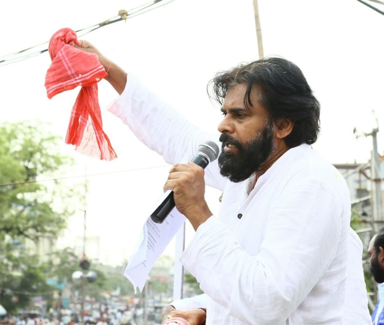 ఆదోని సభలో పవర్ స్టార్ పవన్ కల్యాణ్ (ఫొటోలు) ఆదోని సభలో పవర్ స్టార్ పవన్ కల్యాణ్ (ఫొటోలు)