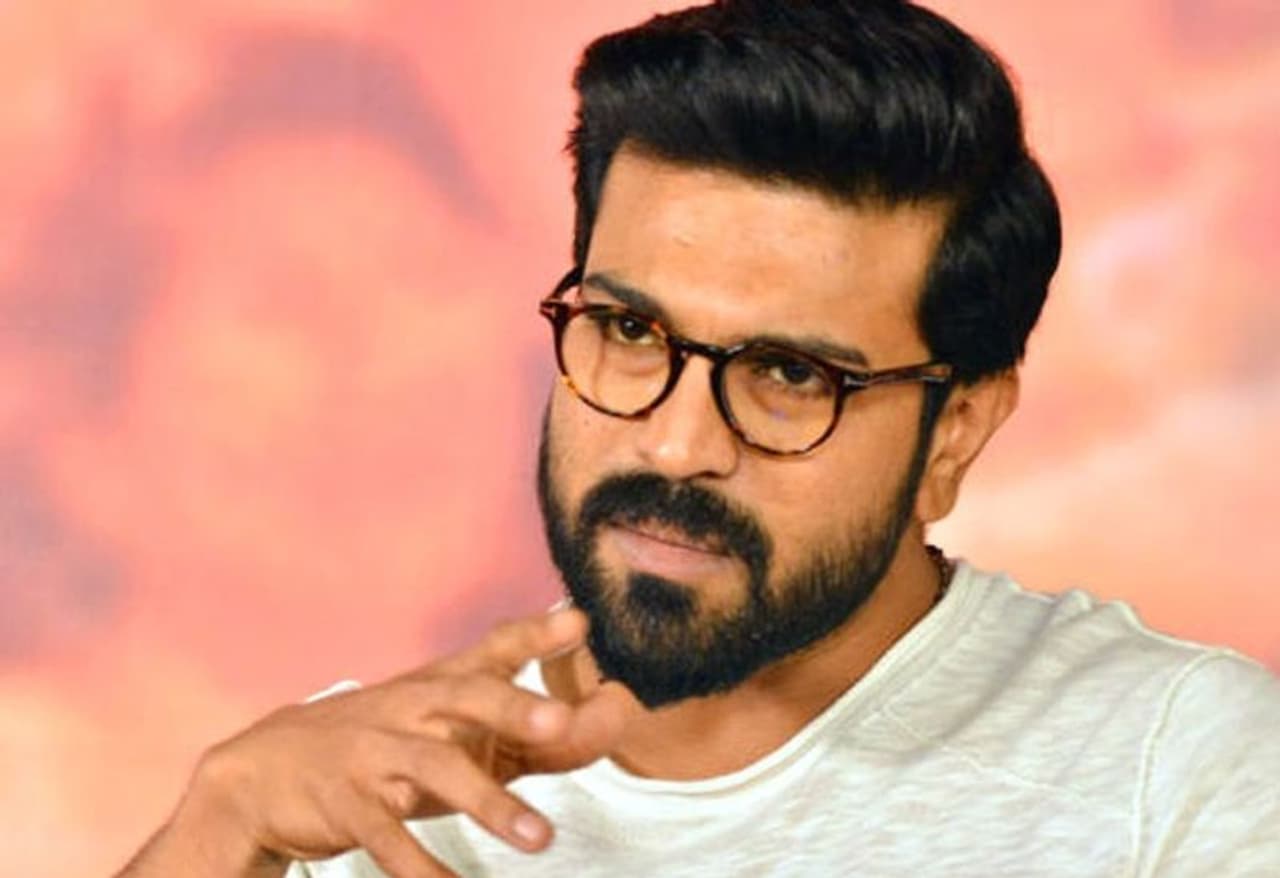 మెగా పవర్ స్టార్ రామ్ చరణ్ 2007లో 'చిరుత' చిత్రంతో టాలీవుడ్ లో ఎంట్రీ ఇచ్చాడు. మొదటి చిత్రానికే ఫిలిం ఫేర్ అవార్డు అందుకున్నాడు. తన కెరీర్ లో ఎన్నో హిట్ చిత్రాలలో నటించిన ఈ నటుడు సౌత్ ఇండియన్ సంపన్న హీరోల్లో ఒకరని చెప్పాలి. చరణ్ నికర ఆదాయపు విలువ రూ.1250 కోట్లు. మెగా పవర్ స్టార్ రామ్ చరణ్ 2007లో 'చిరుత' చిత్రంతో టాలీవుడ్ లో ఎంట్రీ ఇచ్చాడు. మొదటి చిత్రానికే ఫిలిం ఫేర్ అవార్డు అందుకున్నాడు. తన కెరీర్ లో ఎన్నో హిట్ చిత్రాలలో నటించిన ఈ నటుడు సౌత్ ఇండియన్ సంపన్న హీరోల్లో ఒకరని చెప్పాలి. చరణ్ నికర ఆదాయపు విలువ రూ.1250 కోట్లు.